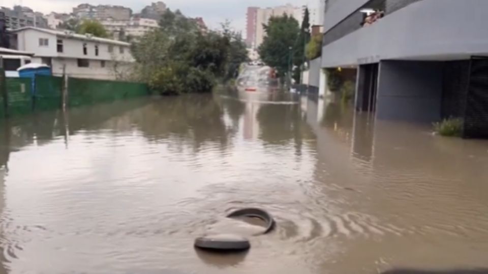 Un violento aguacero con caída de granizo ocasionó severas anegaciones en Huixquilucan.