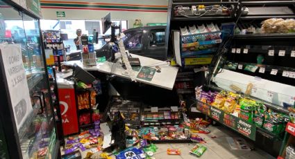 Camioneta se impacta contra tienda de conveniencia en San Nicolás