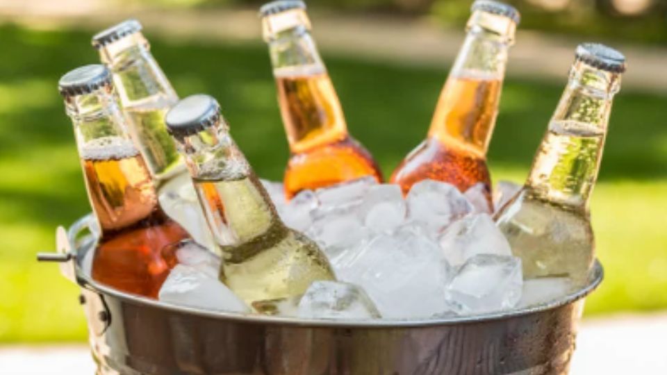 Elementos de la SSC decomisaron diversos envases de bebidas alcohólicas.