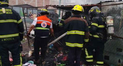 Bomberos sofocan incendio en dos vehículos en Tepito