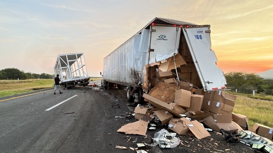 Elementos de emergencia mantienen cerrada la autopista a Laredo, en Salinas Victoria, tras un accidente entre un tráiler y un vehículo particular registrado durante la madrugada.
