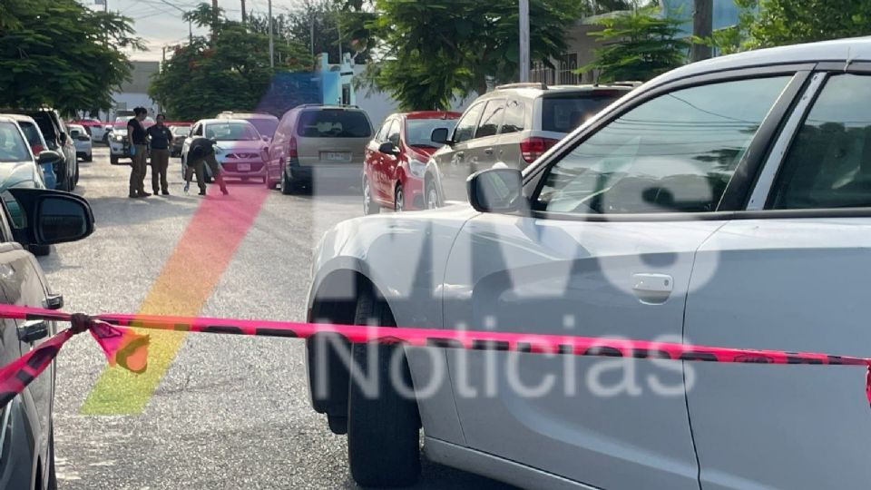 La zona fue acordonada por policías y agentes ministeriales tras el asesinato de un hombre en la colonia Jardines de Monterrey, en Apodaca.