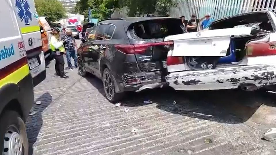 Rescatistas de Protección Civil liberaron a un hombre que quedó prensado tras estrellar su automóvil contra la barda de un jardín de niños en la colonia La Estanzuela, en Monterrey.