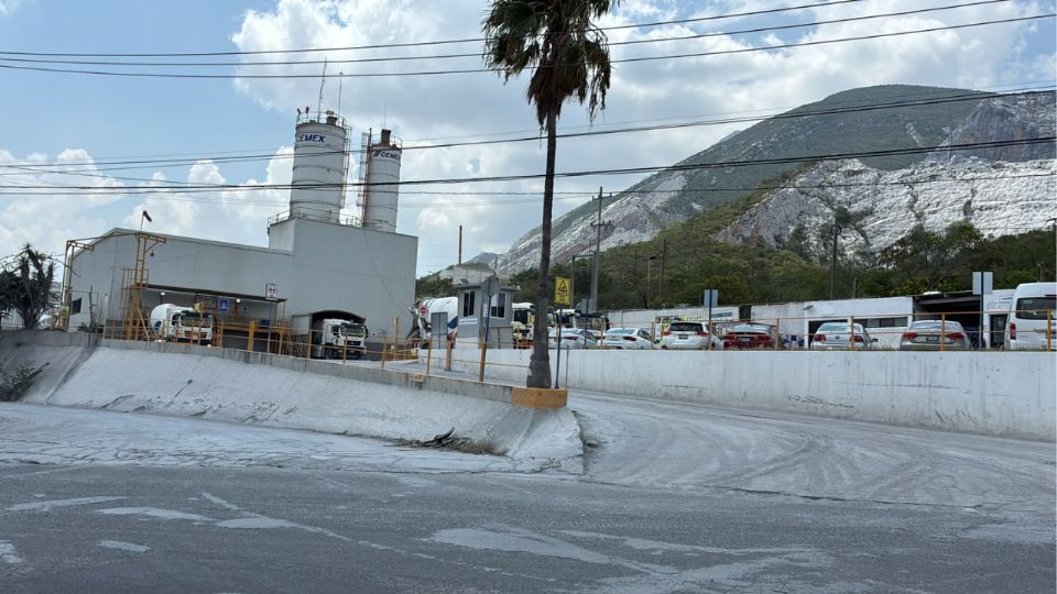 Hombres armados asaltaron una empresa cementera en Monterrey y escaparon en una camioneta propiedad de la compañía.