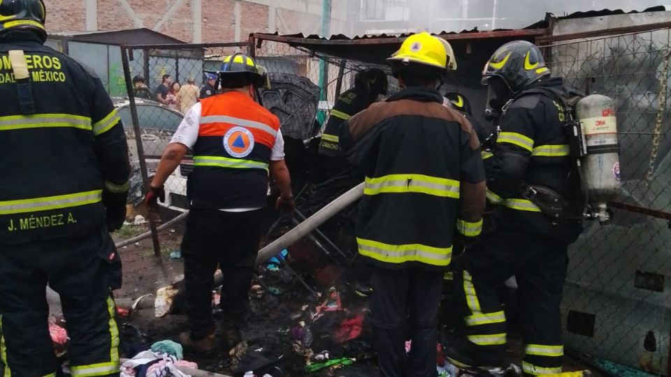 Bomberos de la CDMX sofocan impresionante incendio de dos vehículos.