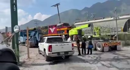 Retroexcavadora es embestida por tren en Santa Catarina