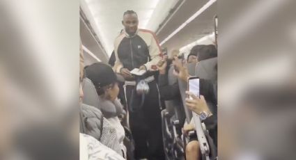 ¡Gracias, Julián Quiñones! Pasajeros lo ovacionan en avión