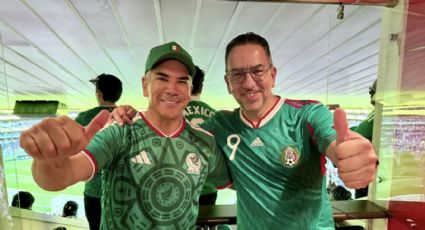 Aficionados ‘cazan’ a políticos en el México vs Inglaterra
