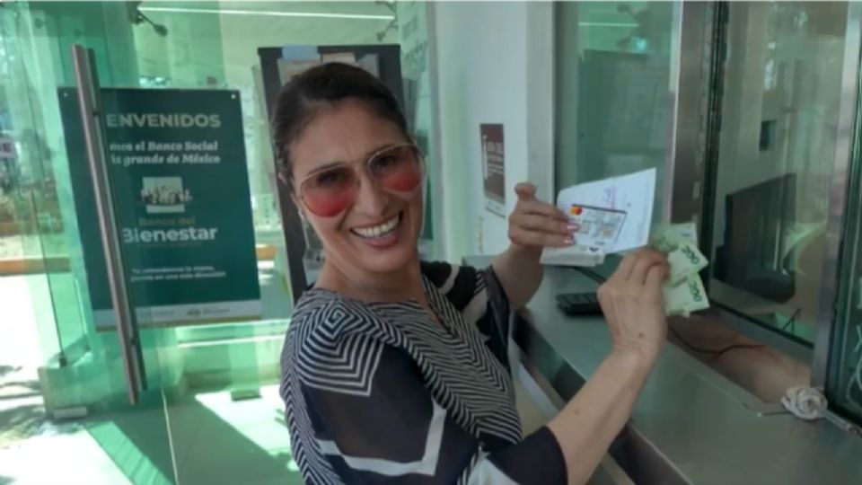 Beneficiarios de la Pensión para el Bienestar de las Personas Adultas Mayores acuden a una sucursal del Banco del Bienestar en Nuevo León.
