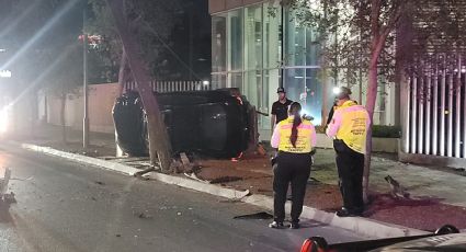 Joven vuelca tras chocar contra poste en Garza Sada
