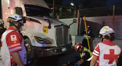 Tractocamión atropella a trabajador dentro de empresa en Monterrey