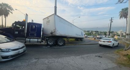 Tráiler queda atorado en curva de Antonio L. Rodríguez en Monterrey