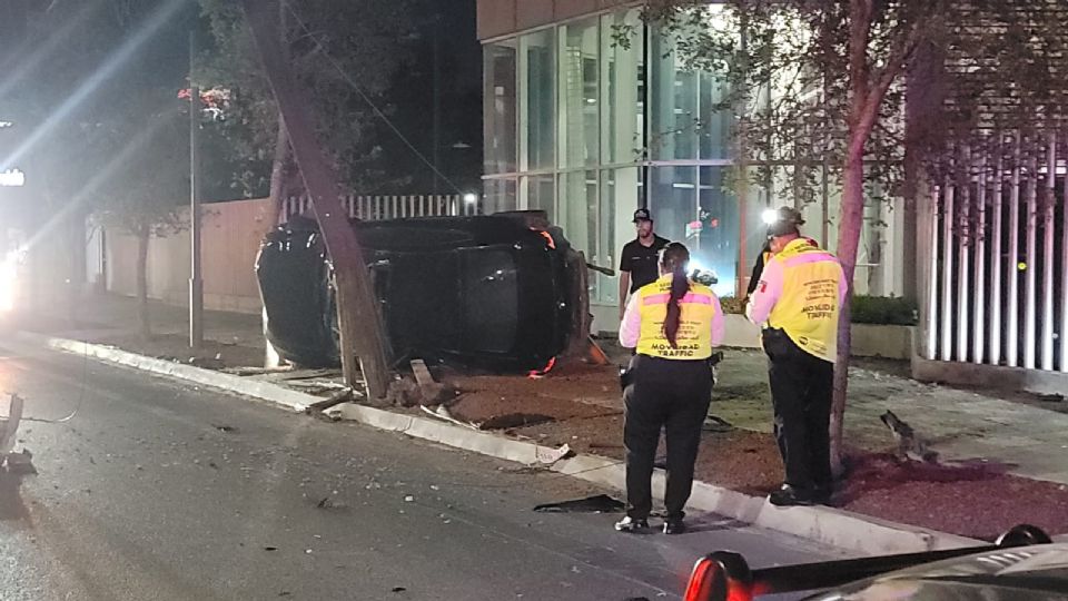 Un Mazda 3 terminó volcado sobre la banqueta de la avenida Eugenio Garza Sada tras impactarse contra un poste.