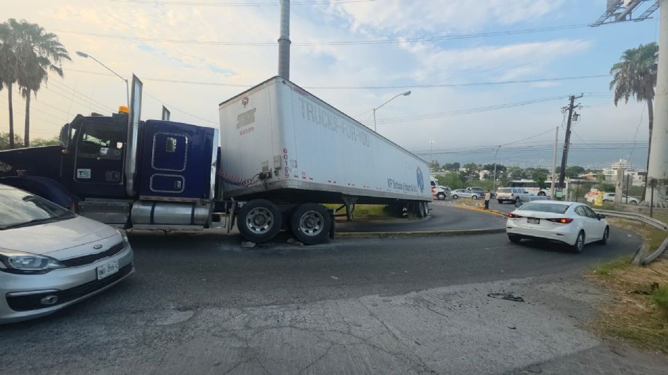 Un tractocamión quedó atorado al intentar tomar una curva sobre la avenida Antonio L. Rodríguez.