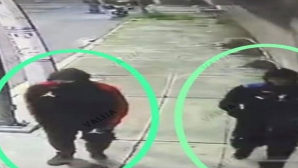 Autoridades capitalinas realizan extensa búsqueda de dos implicados en doble homicidio en Iztapalapa.