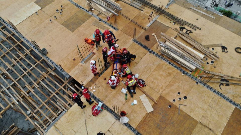 Rescatistas descendieron desde el piso 13 a un trabajador que sufrió un traumatismo craneoencefálico tras un accidente en una construcción del Centro de Monterrey.