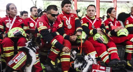 Cruz Roja condecora a rescatistas que laboraron en Venezuela