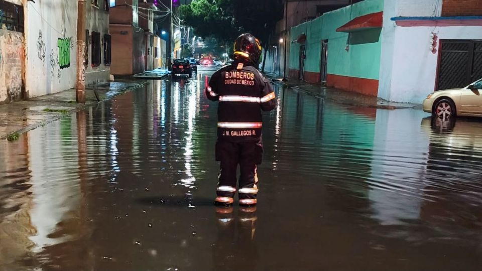 Fuertes lluvias dejan inundaciones y caida de árboles.