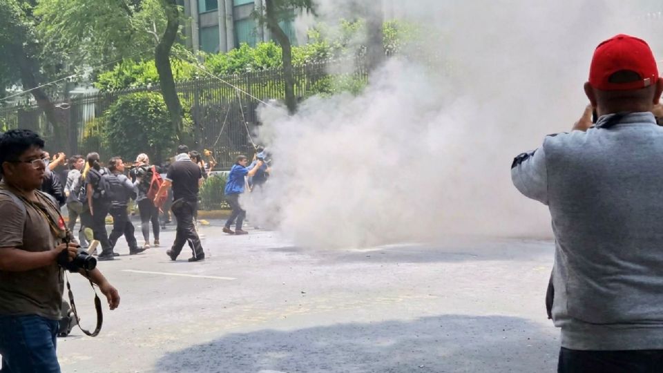 Integrantes de la comunidad trans realizaron una protesta frente a la Secretaría de Gobernación, en la Ciudad de México.
