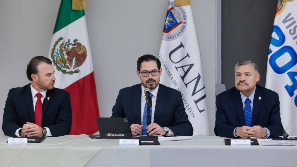 El alcalde David de la Peña y el rector Santos Guzmán firmaron un convenio para otorgar becas de hasta el 100% a estudiantes de la Unidad Académica Santiago de la UANL.